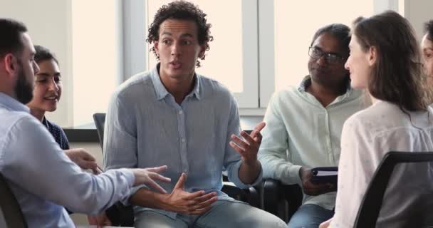 Multi-etnische medewerkers bespreken samenwerkingsproject op bijeenkomst in kantoor — Stockvideo