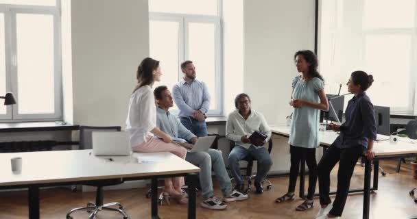 Personal multiétnico escuchar empresaria africana, líder del equipo durante la reunión — Vídeos de Stock