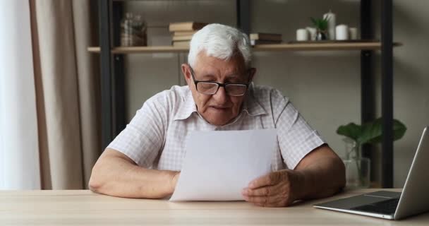 Abuelo leyendo buenas noticias en carta de niños adultos — Vídeos de Stock