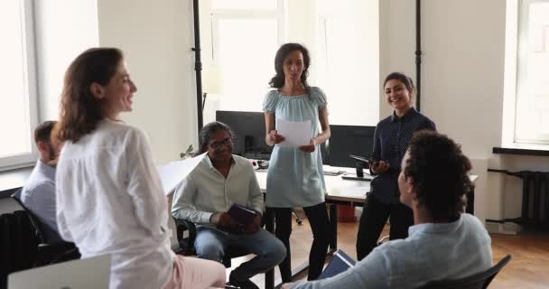 Grupo de empleados multiétnicos hablando durante la sesión informativa en la oficina — Vídeos de Stock