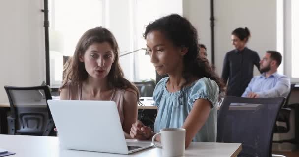 Mujeres colegas multirraciales que buscan la pantalla del ordenador, discutir el nuevo software — Vídeos de Stock