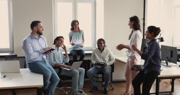 Seis empleados diversos de la compañía haciendo una lluvia de ideas juntos en la oficina de coworking — Vídeos de Stock