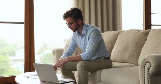 Gericht duizendjarige zakenman betalen belastingen online met behulp van laptop thuis — Stockvideo