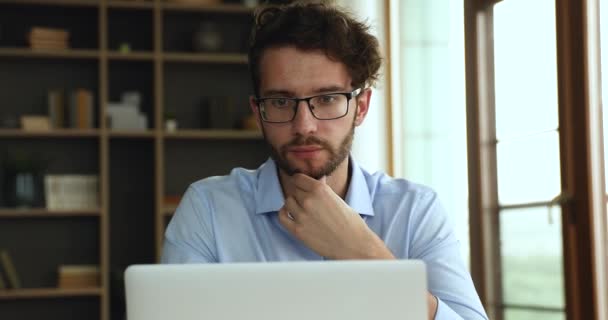 Tänksam manlig titt på PC-skärmen överväga på svåra problem — Stockvideo