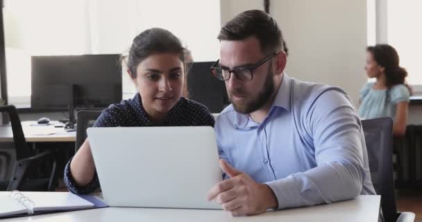 新しい企業ソフトウェアについて研修生に伝えるインドのメンター — ストック動画