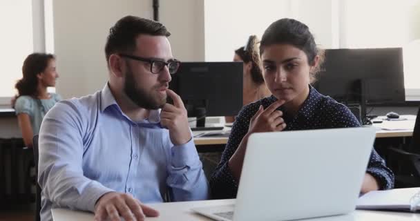 Colegas falando sobre novo projeto, sentem-se na mesa em co-working — Vídeo de Stock