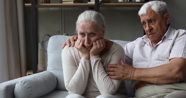 Starší milující manžel se omlouvá uražené ženě — Stock video