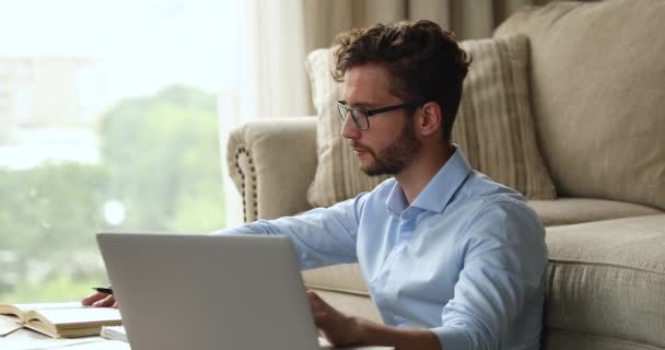 Pozorný mladý muž připravit výzkum číst zdroje papíru on-line materiály — Stock video