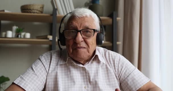 Webcam view older man in headphones participates in video call — Stock Video