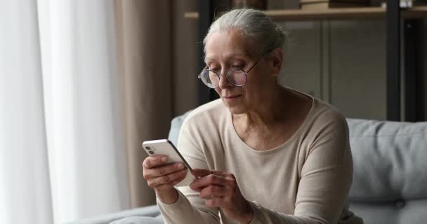 65s aposentado mulher ler sms no celular se sente muito feliz — Vídeo de Stock