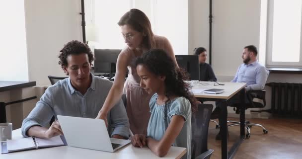 Tres miembros del personal multirracial hablando se reúnen usando la computadora — Vídeos de Stock