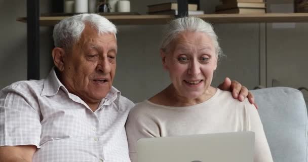Casal mais velho usando laptop tendo videoconferência com crianças adultas — Vídeo de Stock