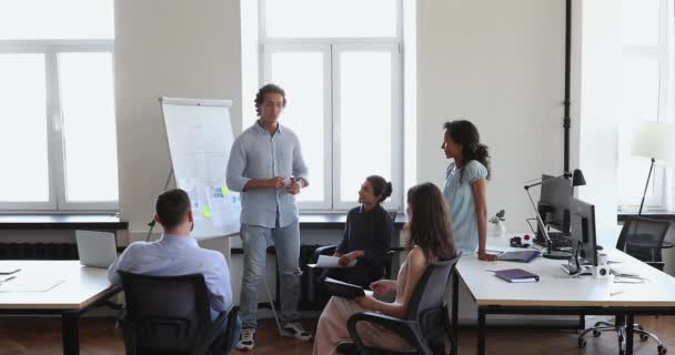 Olika anställda deltar i teambuilding möte på företagets kontor — Stockvideo
