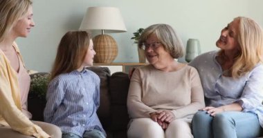 Çok nesilli kadınları seven aile, büyük büyükannesini doğum gününde tebrik eder.