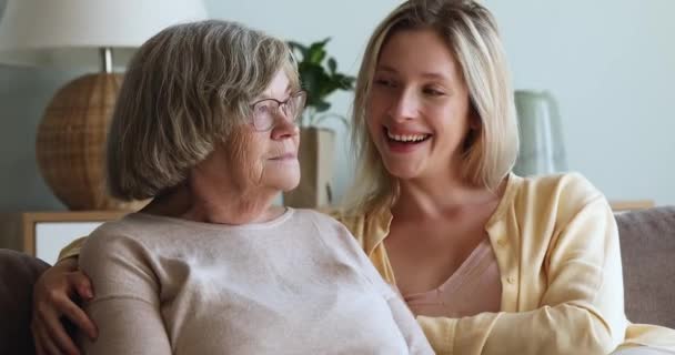 Unga vuxna barnbarn och mormor skrattar njuta av trevlig konversation — Stockvideo