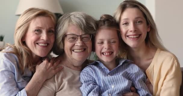Zbliżenie portret wielopokoleniowej rodziny kobiet uśmiechnięte spojrzenie w kamerę — Wideo stockowe