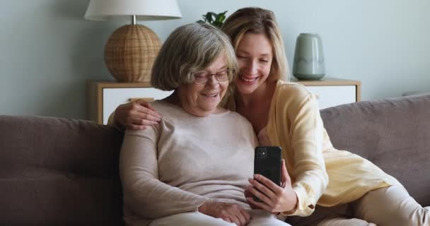 Μεγαλύτερη γιαγιά και εγγονή μεγαλώνουν περνούν χρόνο μαζί χρησιμοποιώντας smartphone — Αρχείο Βίντεο