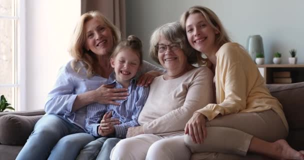 Πορτρέτο της οικογένειας των γυναικών πολλών γενεών κάθονται στον καναπέ στο σπίτι — Αρχείο Βίντεο