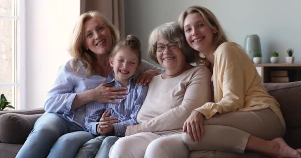 Retrato de la familia de mujeres multigeneracionales sentarse en el sofá en casa — Vídeo de stock