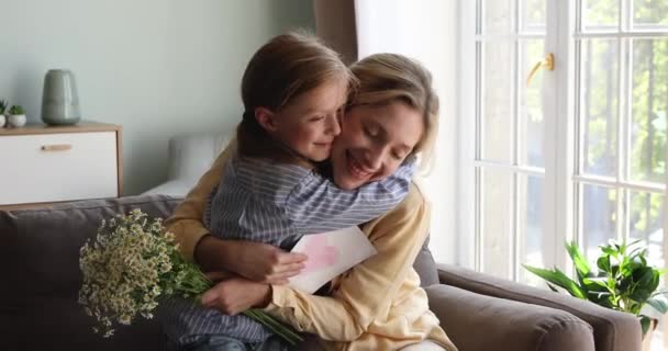 Маленькая дочь обнимает маму поздравить ее с днем рождения — стоковое видео