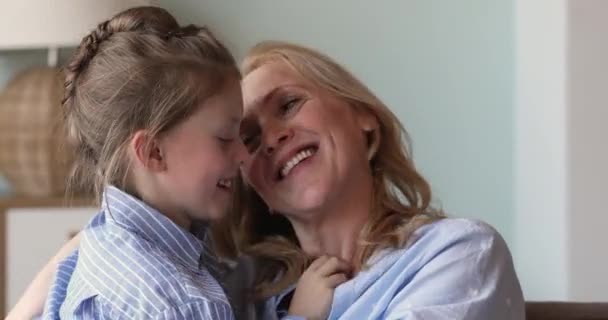 Babcia i wnuczka przytulają się na kanapie w domu — Wideo stockowe