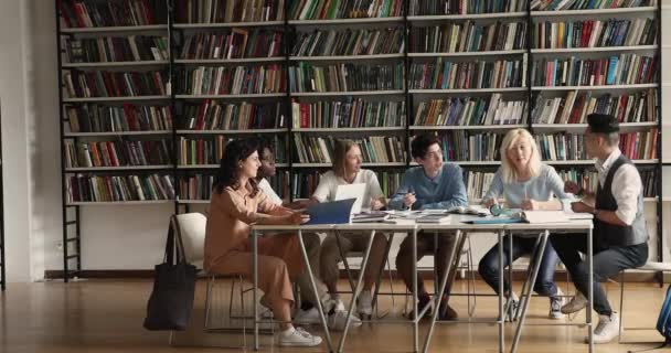 Diverse junge Leute beschäftigen sich in der Bibliothek mit Selbststudium — Stockvideo