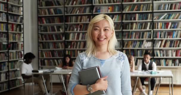 Feliz asiática estudiante recomendar universidad biblioteca elegir moderno educación — Vídeo de stock