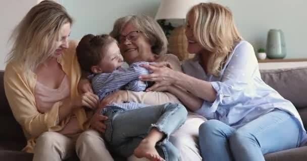 Le donne multigenerazionali giocano in famiglia seduti sul divano di casa — Video Stock