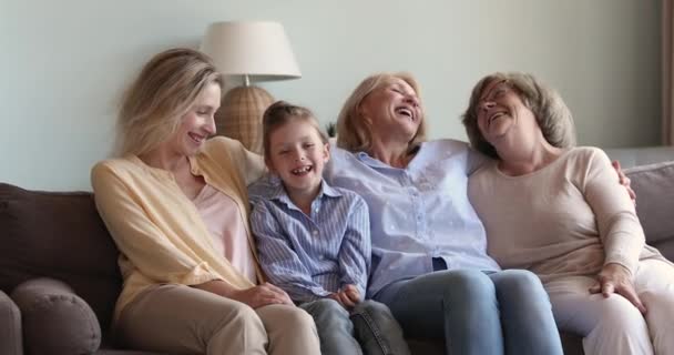 Diferentes mujeres de edad y generación riendo relajándose en el sofá — Vídeo de stock
