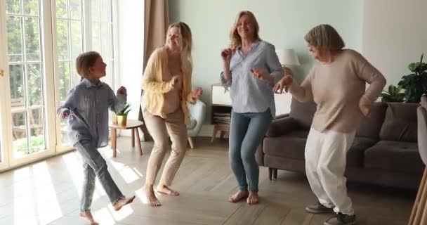 流行のリビングルームで踊る4世代の女性 — ストック動画