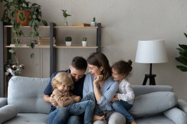 Mutlu bir baba, mutlu bir anne, oğluyla eğleniyor..