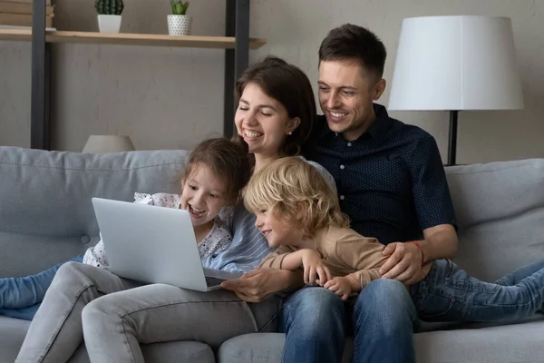 Feliz família de ligação usando laptop em casa. — Fotografia de Stock