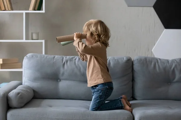 Lykkelig søt liten gutt som leker alene hjemme. – stockfoto