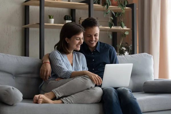 Gelukkig liefdevol paar met behulp van laptop thuis. — Stockfoto