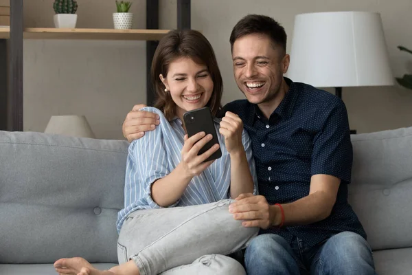 Fröhlich-emotionales junges Paar feiert Interneterfolg. — Stockfoto