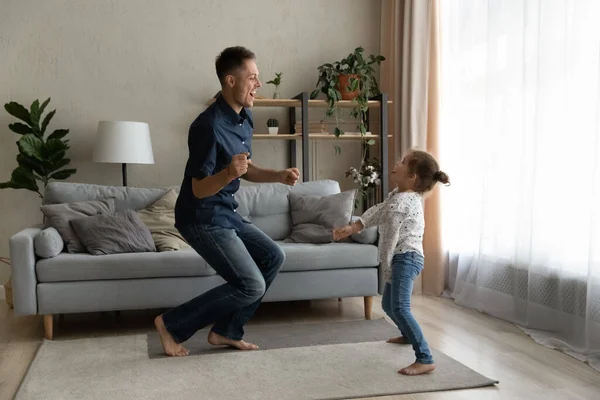 Gelukkig jong vader dansen met weinig kind dochter. — Stockfoto