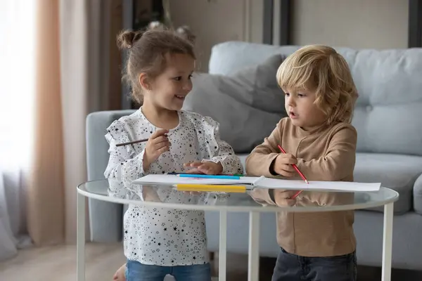 Glücklich süße kleine Kinder Geschwister zeichnen Bilder zu Hause. — Stockfoto