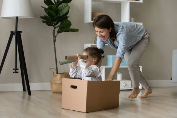 Feliz joven madre jugando juegos de piratas con hija pequeña. — Foto de Stock