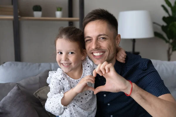 Küçük mutlu çocuk babasıyla kalp sembolü yapıyor.. — Stok fotoğraf