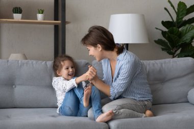 Mutlu gülen aile evde birlikte eğleniyor..