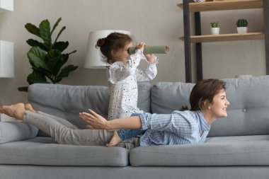 Mutlu küçük kız annesiyle korsan oyunu oynuyor..