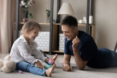 Gülen küçük çocuk babasıyla oyuncak söylüyor..