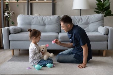 Mutlu küçük çocuk babasıyla oynuyor..