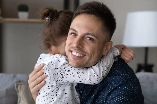 Feliz joven padre abrazando lindo niño hija. —  Fotos de Stock