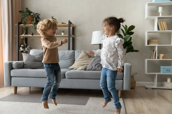 Heureux adorables petits enfants dansant à la maison. — Photo