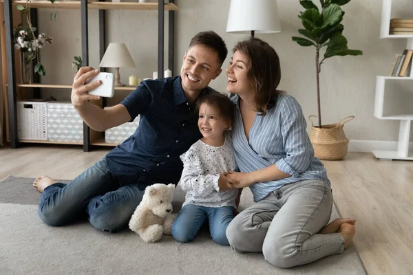 Happy family posing for selfie photo at home. — Stock Photo, Image