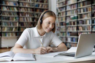 Eğitim dersini izleyen genç ve güzel kız öğrenci..