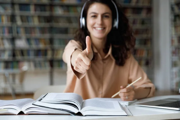 Close up sorridente giovane studentessa ispanica mostrando pollici in su. — Foto Stock