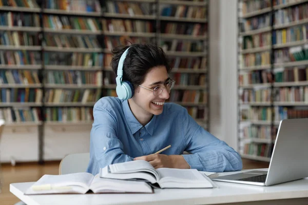 Szczęśliwy młody mężczyzna żydowski student studiuje online. — Zdjęcie stockowe