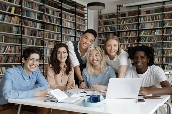 Portret van vrolijke zes multi-etnische studenten die aan het project werken. — Stockfoto